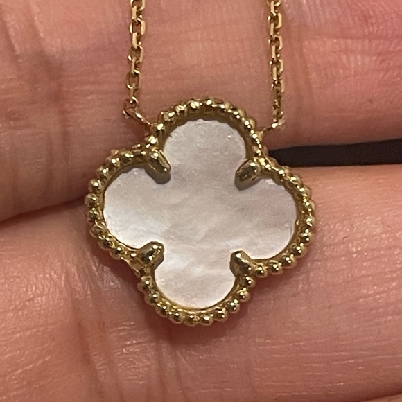 18k mother of pearl clover flower necklace - Picture 5 of 9